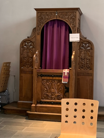 Beichtstuhl katholische Kirche St. Mariä Empfängnis in Solingen-Merscheid